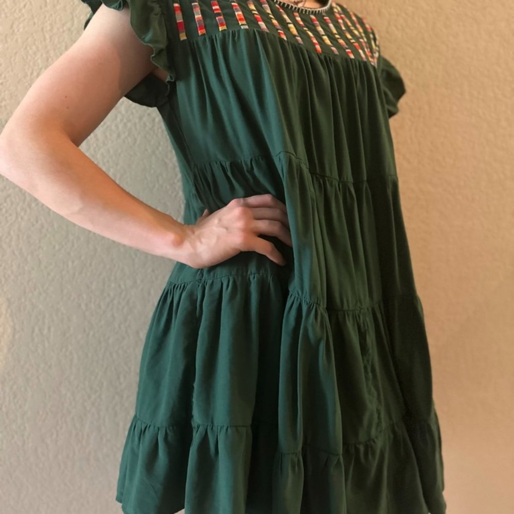 a cute virbrante dress from the boutique "entro"